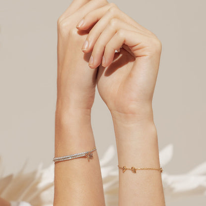 A detailed-macro-close-up of the-Illuminess-bar-bracelet, showcasing the-21-round-brilliant-cut-lab-diamonds. Each-1.75mm-stone is VVS-clarity, meticulously-set-in-solid-rose-gold. This-image-emphasizes the-mirror-like-polish and exceptional-craftsmanship of the-Bloomtine-fine-jewellery-collection, highlighting its-lifelong-durability and sustainable-luxury-standards.